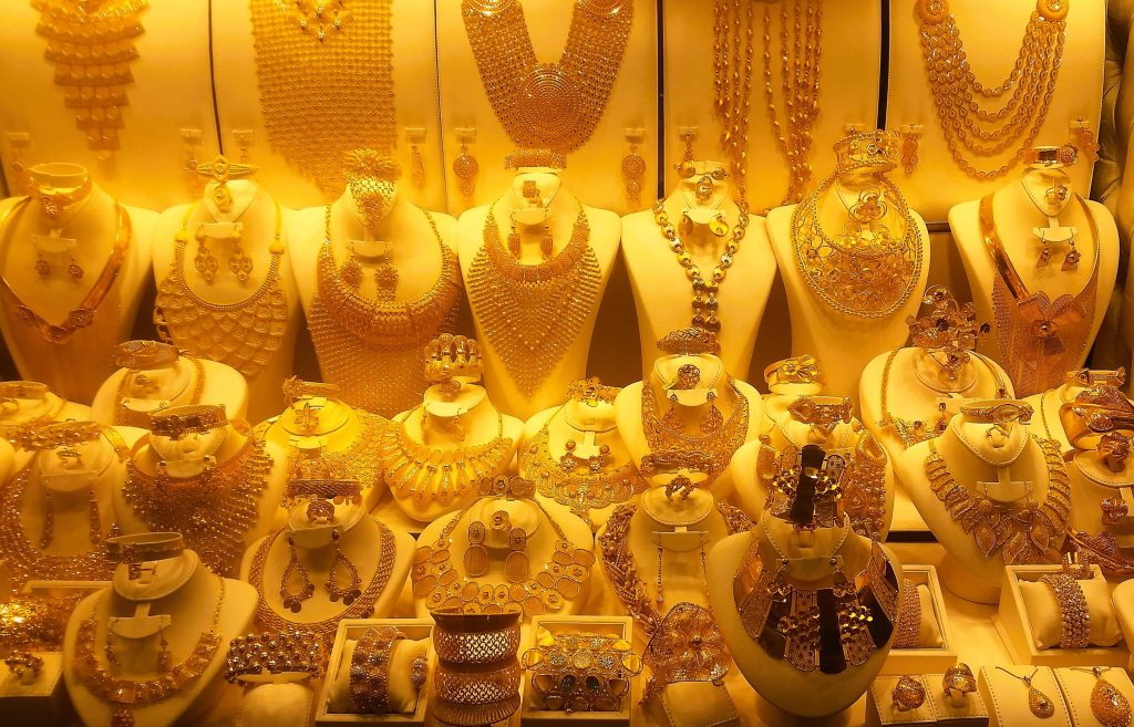 a-gold-jewelry-display-window-in-dubai