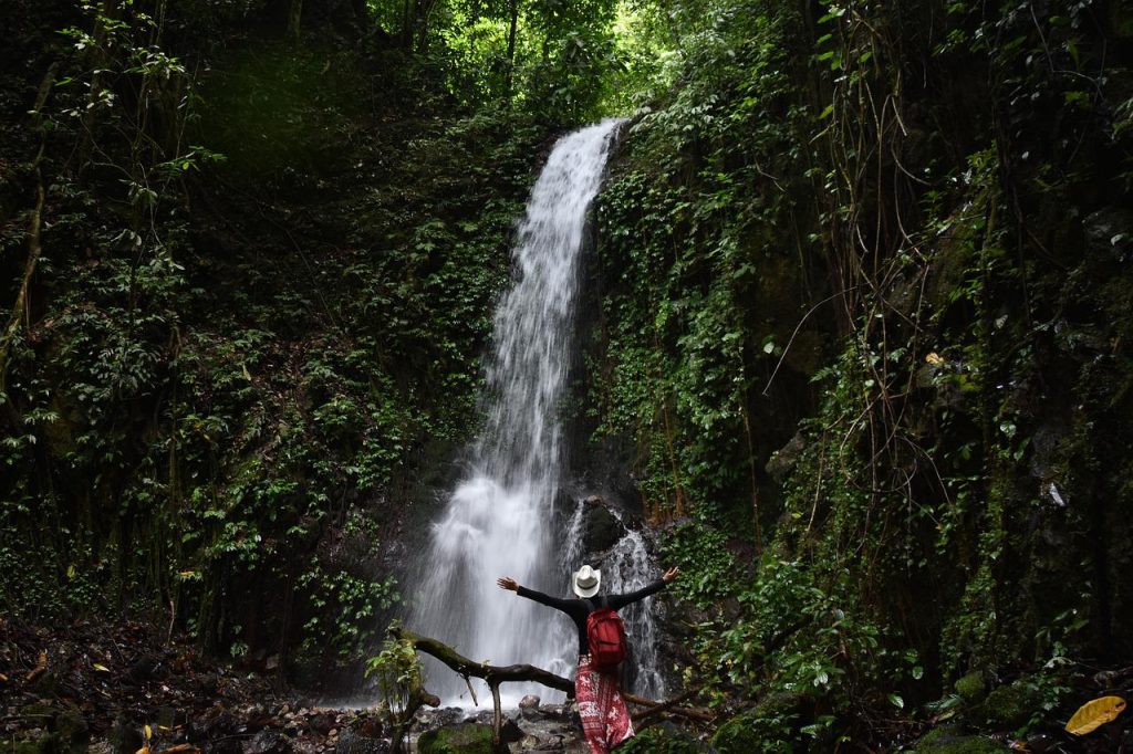 woman-traveling-to-see-waterfalls