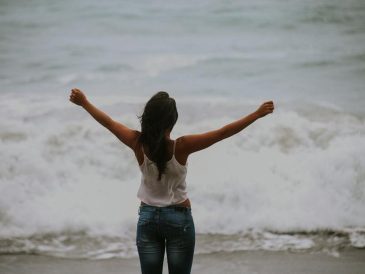affirmations-woman-with-arms-open-by-the-sea