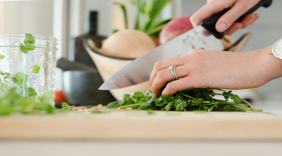 woman-chopping-green-vegetables